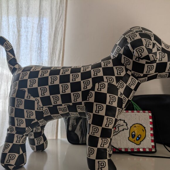 🩷 THE VICTORIA SECRET PINK FASHION SHOW DOG CHECKERED 2018🩷 - Picture 3 of 4